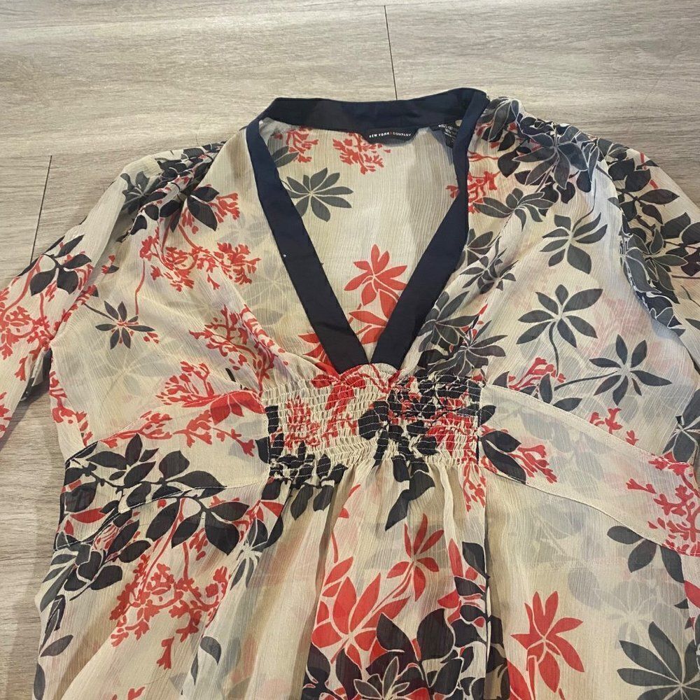 New York & Complany sheer floral v neck women's blouse size medium - Picture 3 of 7